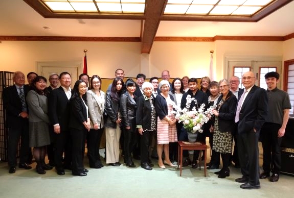 日系シニアズ・ヘルスケア住宅協会、日系文化センター・博物館、日系プレース基金の関係者や、マキハラさんの家族、友人らが受賞を祝った。Photo courtesy of Consulate-General of Japan in Vancouver