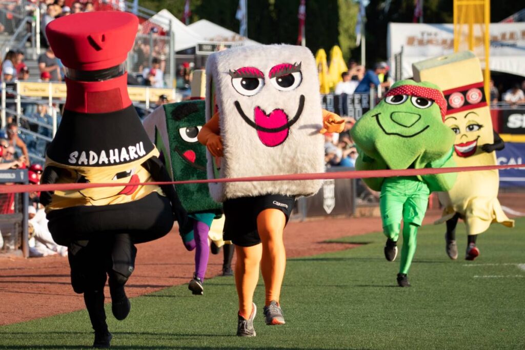 スシにちなんだマスコットが走る、スシ・レース。Photo courtesy of Vancouver Canadians