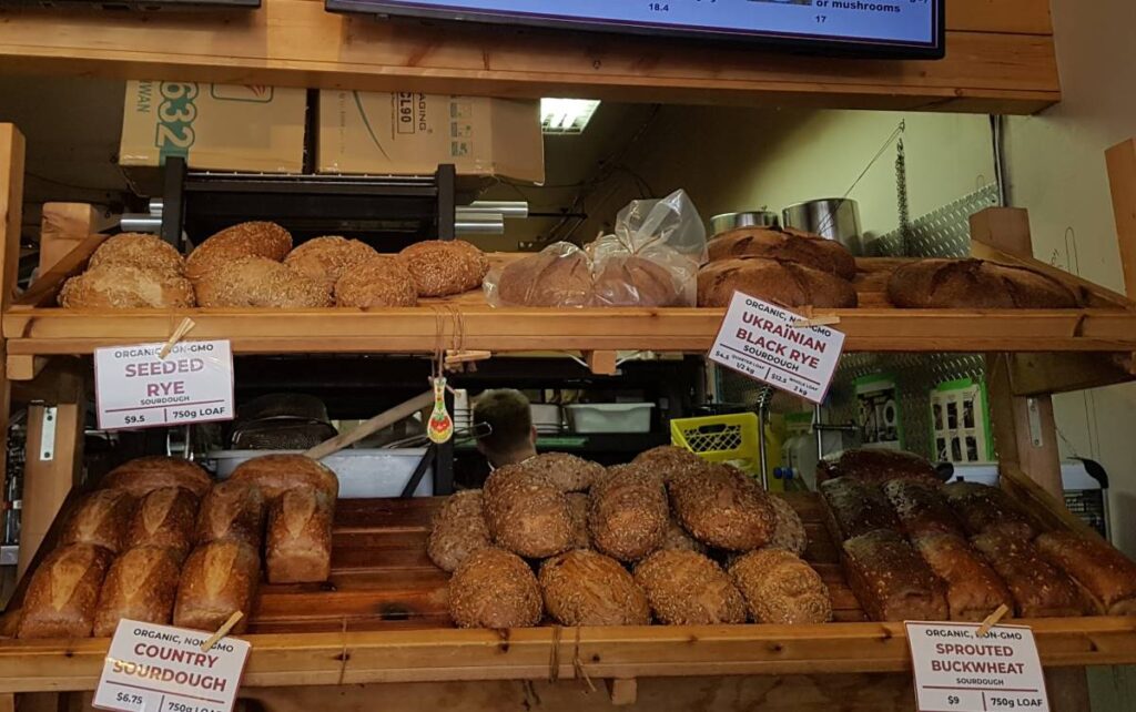 オーガニックのパン類も各種販売。©The Vancouver Shinpo