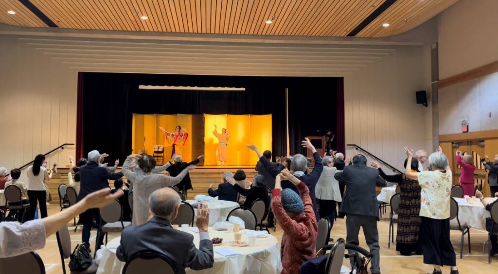 サザンウェーブの演奏に合わせ、両手をあげ左右に振る「カチャーシー」聴き手も参加。©The Vancouver Shinpo