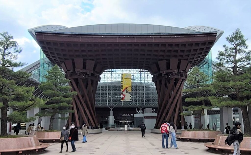 金沢旅のスタート地点になる「金沢駅」。Photo courtesy of Pongyi