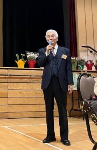 あいさつをする桜楓会の久保会長。©The Vancouver Shinpo