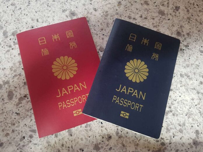 18歳から10年有効のパスポートが入手できるようになった。©The Vancouver Shinpo