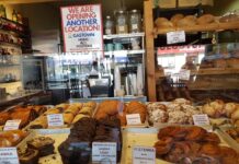 ウクライナのパン、ペーストリー、料理を食べて、ウクライナ支援もできる、コザックイータリー ひとつひとつ丹精を込めて作ったペストリー。©The Vancouver Shinpo