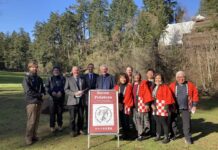 ナナイモに100本の桜を植えよう!チェリーブラッサムプロジェクト 2月にセブン・ポテトの会のメンバーやナナイモ市長らが出席して植樹式が行われた。Photo courtesy of Central Vancouver Island Japanese-Canadian Society