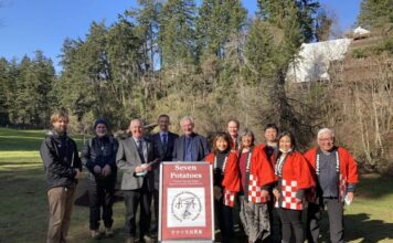 ナナイモに100本の桜を植えよう!チェリーブラッサムプロジェクト 2月にセブン・ポテトの会のメンバーやナナイモ市長らが出席して植樹式が行われた。Photo courtesy of Central Vancouver Island Japanese-Canadian Society