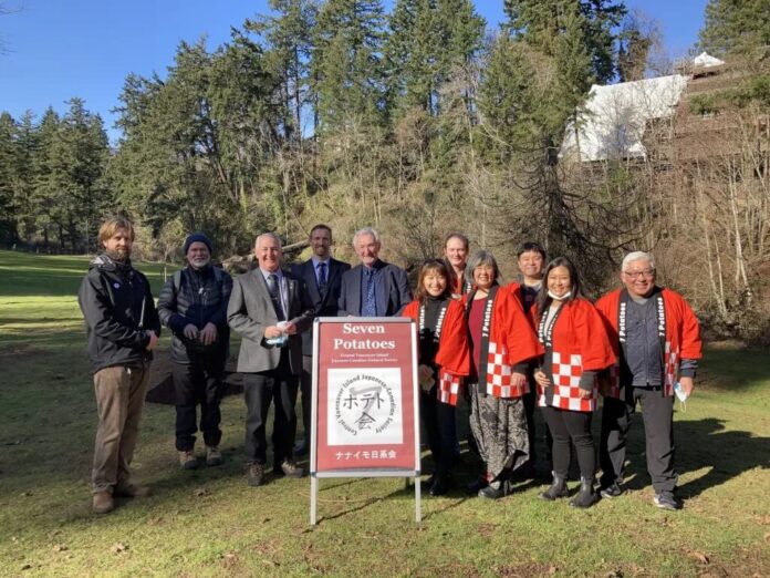 2月にセブン・ポテトの会のメンバーやナナイモ市長らが出席して植樹式が行われた。Photo courtesy of Central Vancouver Island Japanese-Canadian Society