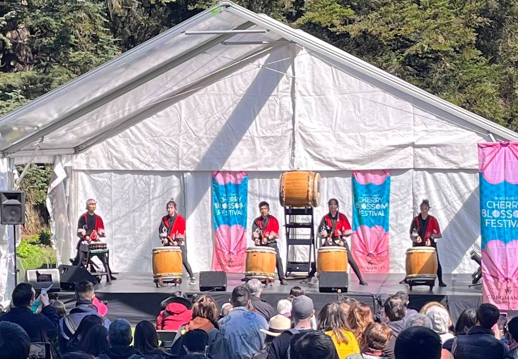 太鼓の振動や迫力が楽しめるのも生演奏ならでは。©The Vancouver Shinpo