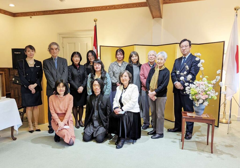 ふれいざージャーナルのスタッフや宮坂さんの家族、友人らが受賞を祝った。Photo courtesy of Consulate-General of Japan in Vancouver