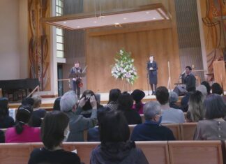 リサイタル 朗読とバイオリン 雨の午後、しっとりと 初の企画に、約120人が会場に足を運んだ。©The Vancouver Shinpo