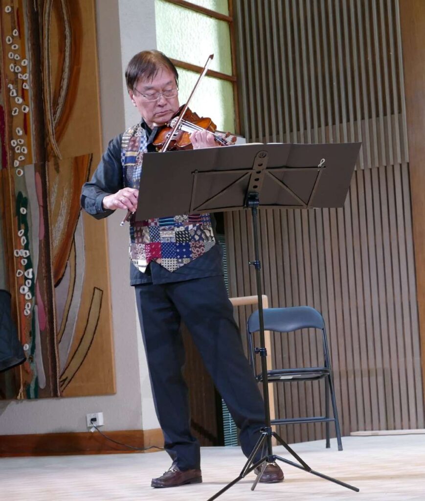 オープニングはバッハの『前奏曲』。長井明さんが細かな指づかいで独奏。©The Vancouver Shinpo