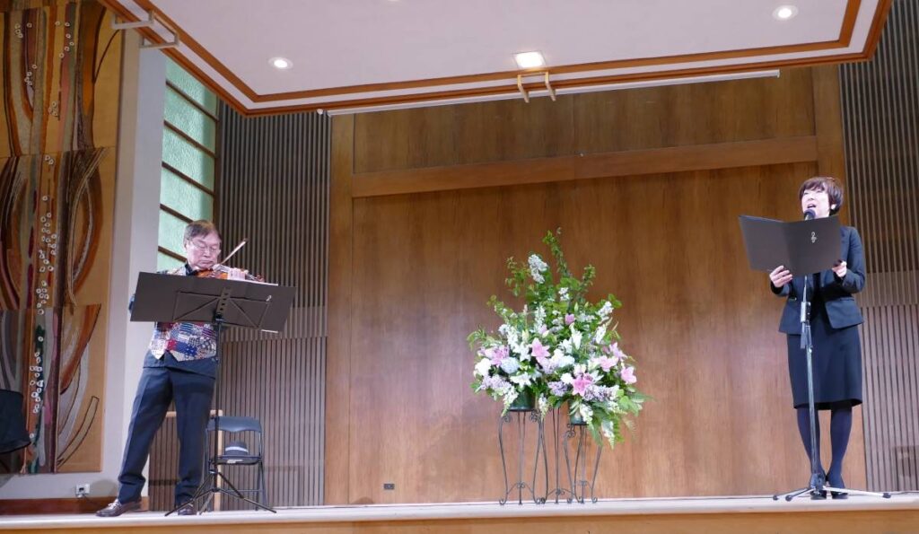 大和奈緒美さんの朗読に長井明さん演奏のバイオリンの音色が彩りを添えた。©The Vancouver Shinpo