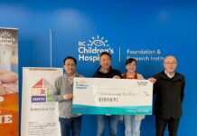 ジャパンフェアで募金活動を行った建友会、全額をチルドレンズ・ホスピタルに寄付 ジャパンフェアで募金箱を置き、全額をBC Children's Hospitalに寄付。Photo courtesy of Kenyukai