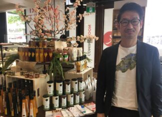 炙りマーケット、6月1日にオープン 炙りレストラン・カナダ社長中村正剛氏。オープン前の炙りマーケットで。Photo by Vancouver Shinpo