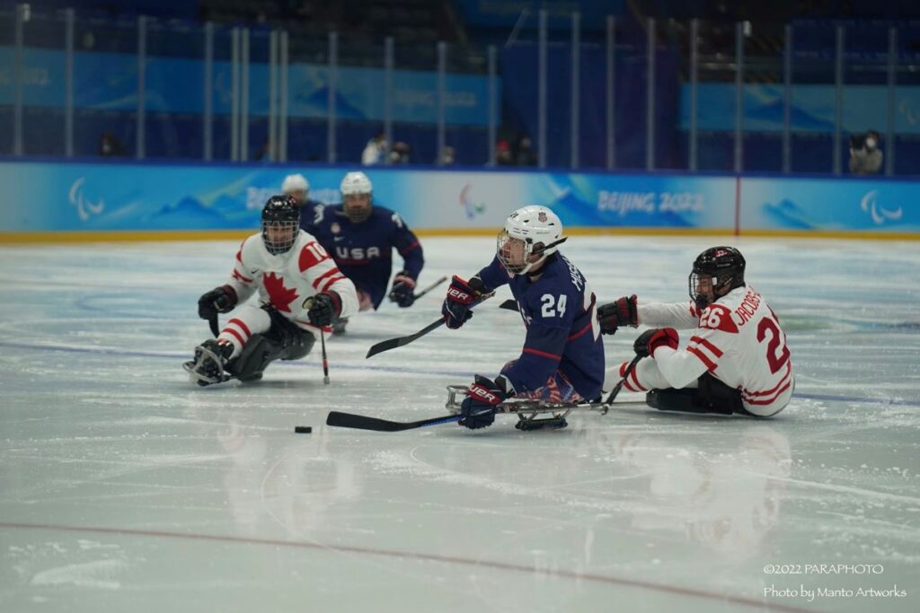 アイスホッケーの決勝戦はカナダとアメリカ。アイスホッケーの試合はいつも印象深いとマントさん。2022年北京パラリンピック。Photo by Manto Artworks