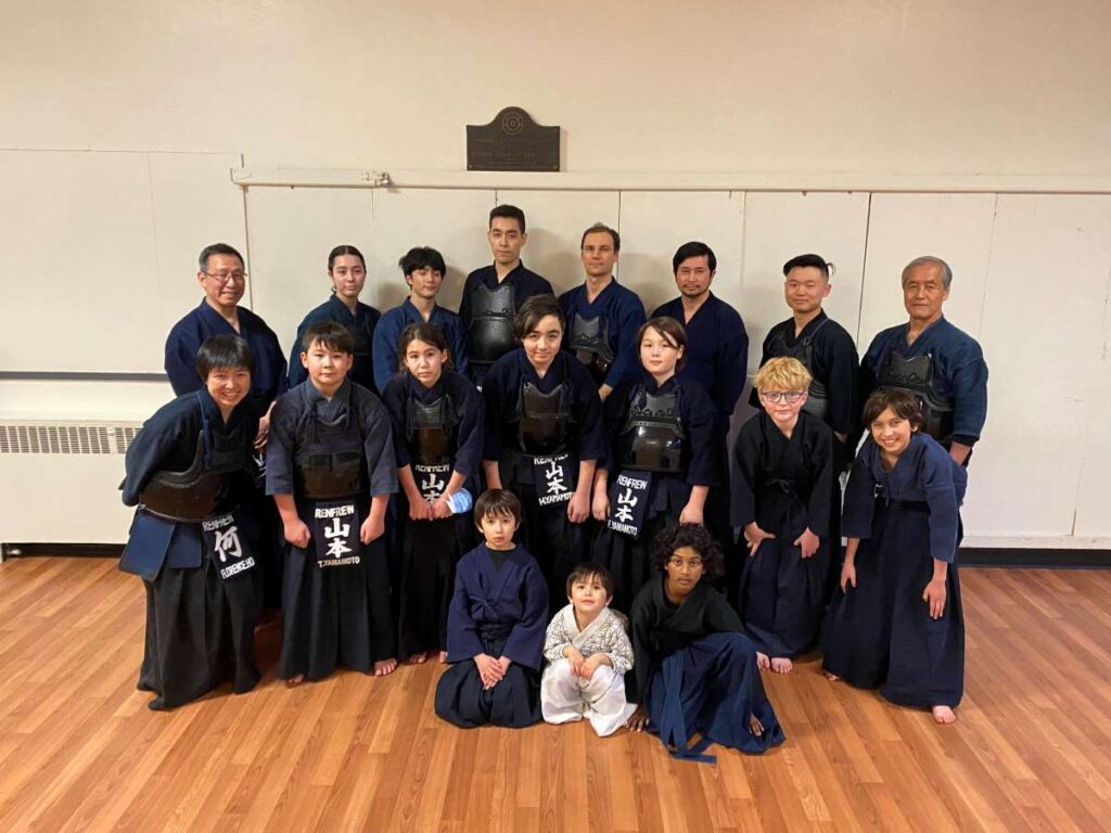 様々な年齢層の会員が一緒に稽古をしている。Photo courtesy of Renfrew Kendo Dojo