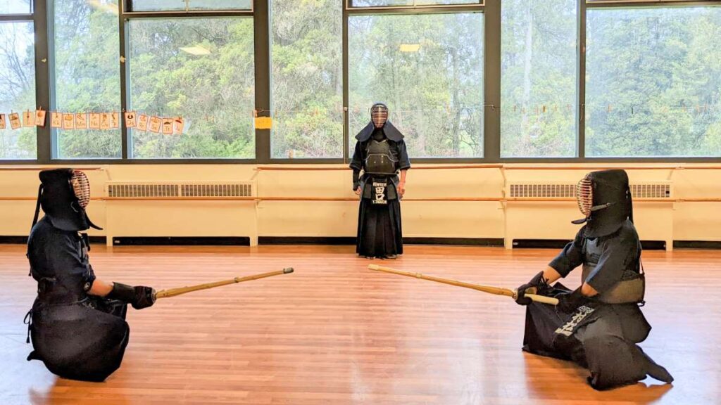 田口義明7段が指導する。Photo courtesy of Renfrew Kendo Dojo