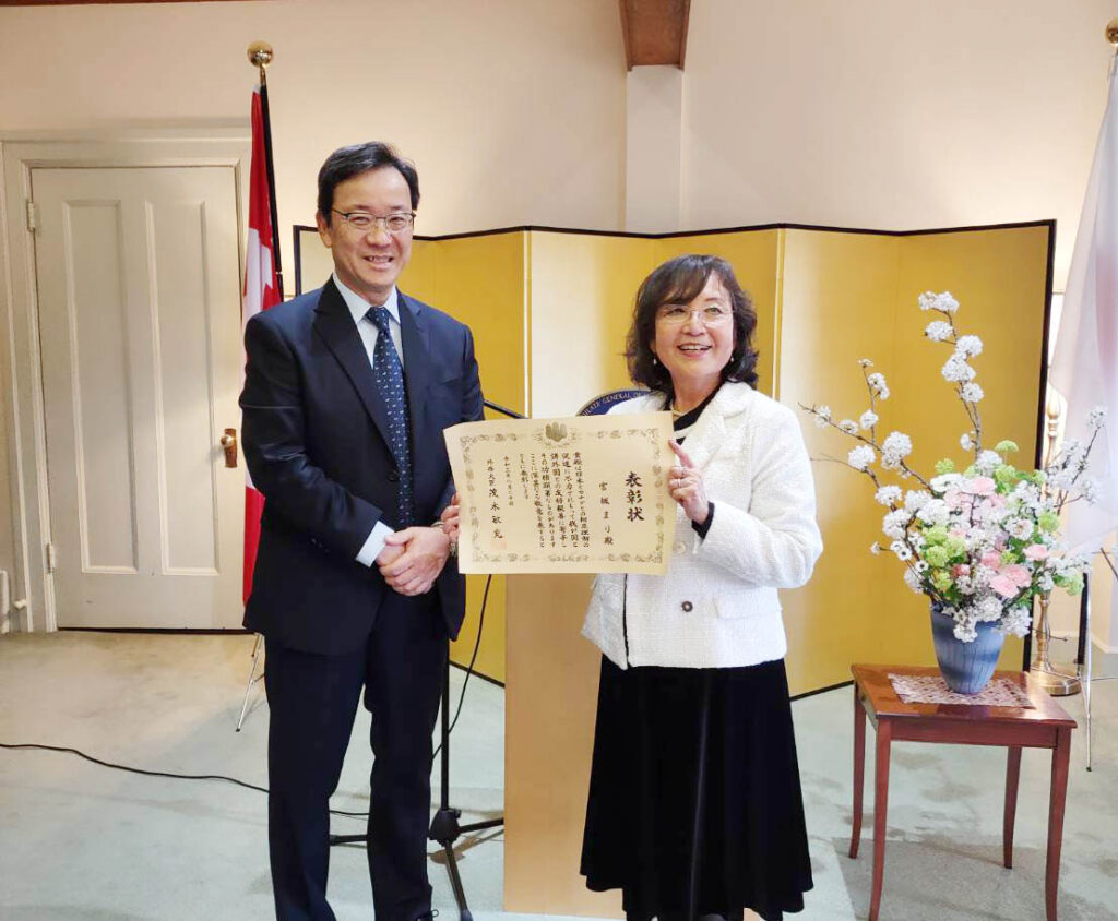 92年より「ふれいざー」を発行してきた宮坂まりさんと羽鳥隆総領事。Photo courtesy of Consulate-General of Japan in Vancouver
