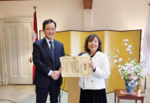 「ふれいざー」の宮坂まりさん、令和3年度外務大臣表彰受賞 92年より「ふれいざー」を発行してきた宮坂まりさんと羽鳥隆総領事。Photo courtesy of Consulate-General of Japan in Vancouver