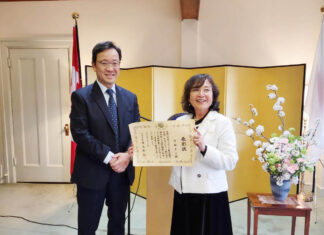 「ふれいざー」の宮坂まりさん、令和3年度外務大臣表彰受賞 92年より「ふれいざー」を発行してきた宮坂まりさんと羽鳥隆総領事。Photo courtesy of Consulate-General of Japan in Vancouver