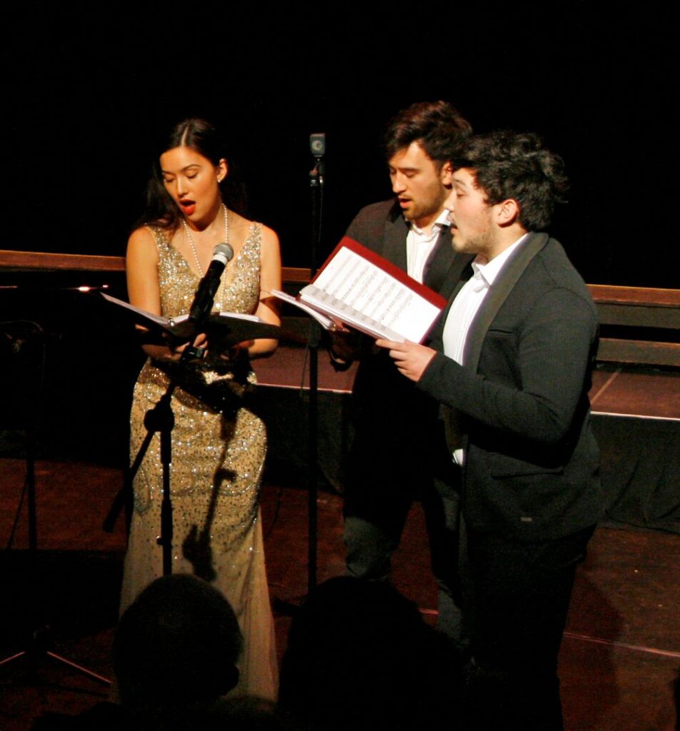 ルース鈴木先生の孫３人による歌のパフォーマンス。左から、鈴木タイシャさん、ゼイナンさん、ゲンデンさん。Photo courtesy of The Sakura Singers Society