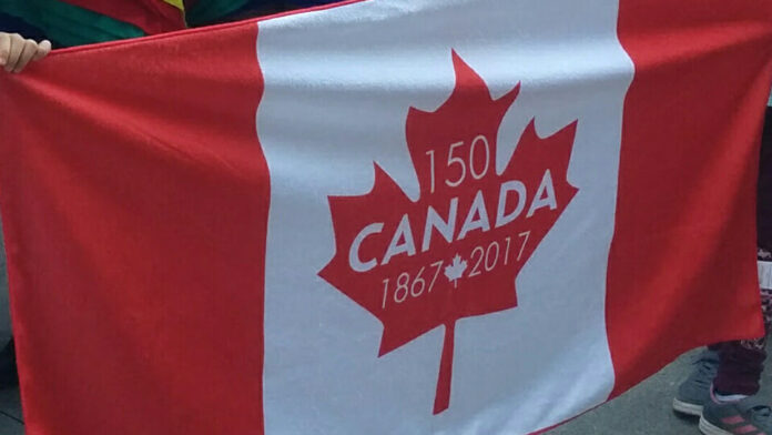 カナダ建国150周年だった2017年のカナダデーイベントで。ジャックポールプラザ・バンクーバーダウンタウン。Photo by ©Pacific Walkers