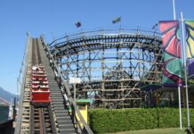 2024 夏のイベント特集(8月後半から9月初めまで) プレイランドのアイコン、木製ローラーコースター。Photo courtesy of Pacific Walkers