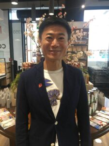 店内のツアーをしてくれた大久保紀さん、「和食と日本文化をここでは提供しています」Photo by Vancouver Shinpo