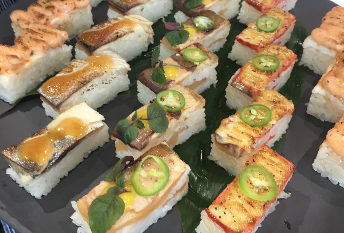 レストランがプロデュースした新コンセプトの「Aburi Market」ウエストバンクーバーにオープン メディアレセプションではAburi 押し寿司のサンプルも。Photo by Vancouver Shinpo