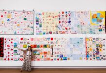 「東北の新月」チャリティ上映会開催でウクライナを支援 リンダ・オオハマ氏、東京の展示会で。Photo courtesy of Linda Ohama