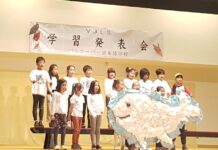 300人が参加、バンクーバー日本語学校で3年ぶりの学習発表会 小学2年生は「くじらぐも」。みんなで「くじらぐも」を作成した。©The Vancouver Shinpo