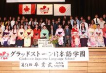 「3年ぶりの卒業式」グラッドストーン日本語学園 卒業生全員が揃って記念撮影。グラッドストーン日本語学園卒業式。2022年5月29日、日系センターホール。Photo by Gladstone Japanese Language School