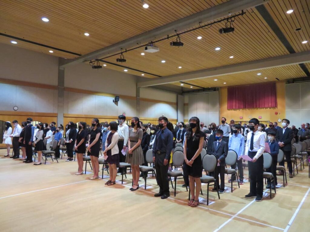 小・中学科卒業生と保護者も参加して、グラッドストーン日本語学園卒業式。2022年5月29日、日系センターホール。Photo by Gladstone Japanese Language School