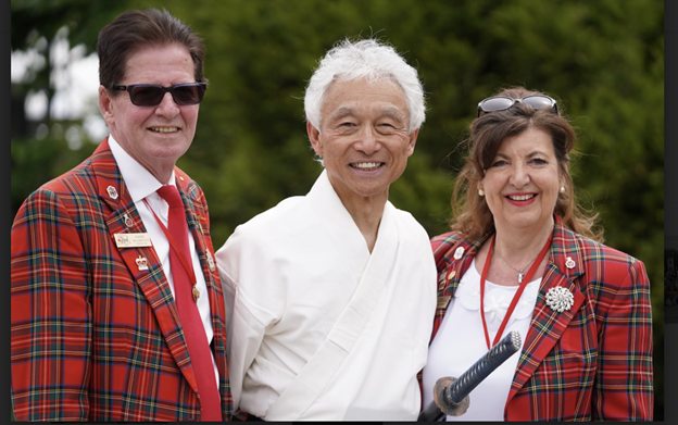 左からDavid MacGrottyさん（Hayack Festival実行委員), 田尻淳一さん（日本商工会議所理事）、Karen Baker MacGrtottyさん（Hyack Festival実行委員・日本カナダ商工会議所理事）（2022 Manto Artworks)