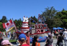 待ちわびた市民がスティーブストンに!サーモンフェスティバルにぎやかに開催!! 75周年記念オブジェ、サーモン船の前で記念撮影。2022年7月1日リッチモンド市スティーブストン。Photo by Japan Canada Today