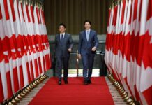 トルドー首相、安倍元首相死去を受け哀悼の意を表明「カナダにとって良き友人」 Prime Minister Trudeau and Prime Minister Abe walk to the Sir John A MacDonald Building in Ottawa.