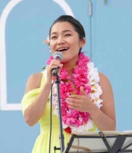 ハワイアン・ミュージックを歌う高橋梨紗さん （2019年撮影：ルイーズ阿久沢、Photo by The Vancouver Shinpo）