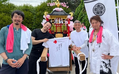 日本語学校のお神輿修繕協力して下さった小川隼人さん、小暮太郎さんと、Sammy高橋さん（日本カナダ商工会議所会長）、清野 健二さん（晩香坡櫻會代表）（晩香坡櫻會写真著作権）