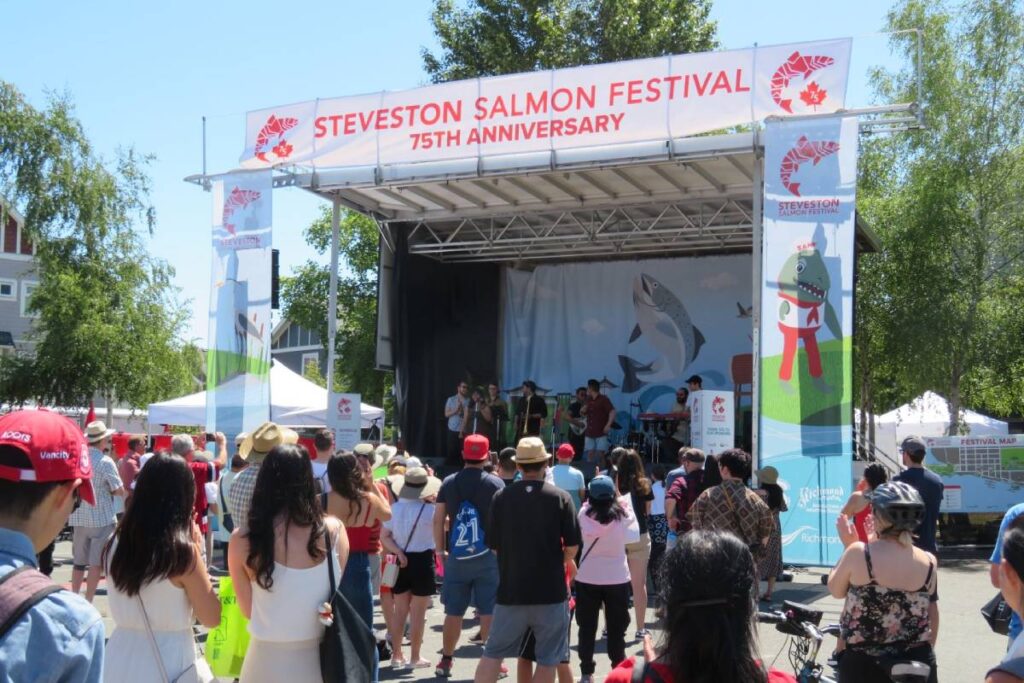 メインステージの前に集まって音楽を楽しむのも3年ぶり。2022年7月1日リッチモンド市スティーブストン。Photo by The Vancouver Shinpo