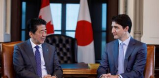 トルドー首相、安倍元首相国葬参列のため日本を訪問 Prime Minister Trudeau speaks with Prime Minister Abe in West Block. April 28, 2019.