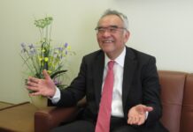 「日本とカナダの友好親善を盛り上げていきましょう」在カナダ日本国大使館 山野内勘二特命全権大使インタビュー(後編) カナダの音楽について語る、在カナダ日本国大使館山野内勘二特命全権大使。2022年6月26日、在バンクーバー日本国領事館で。Photo by The Vancouver Shinpo