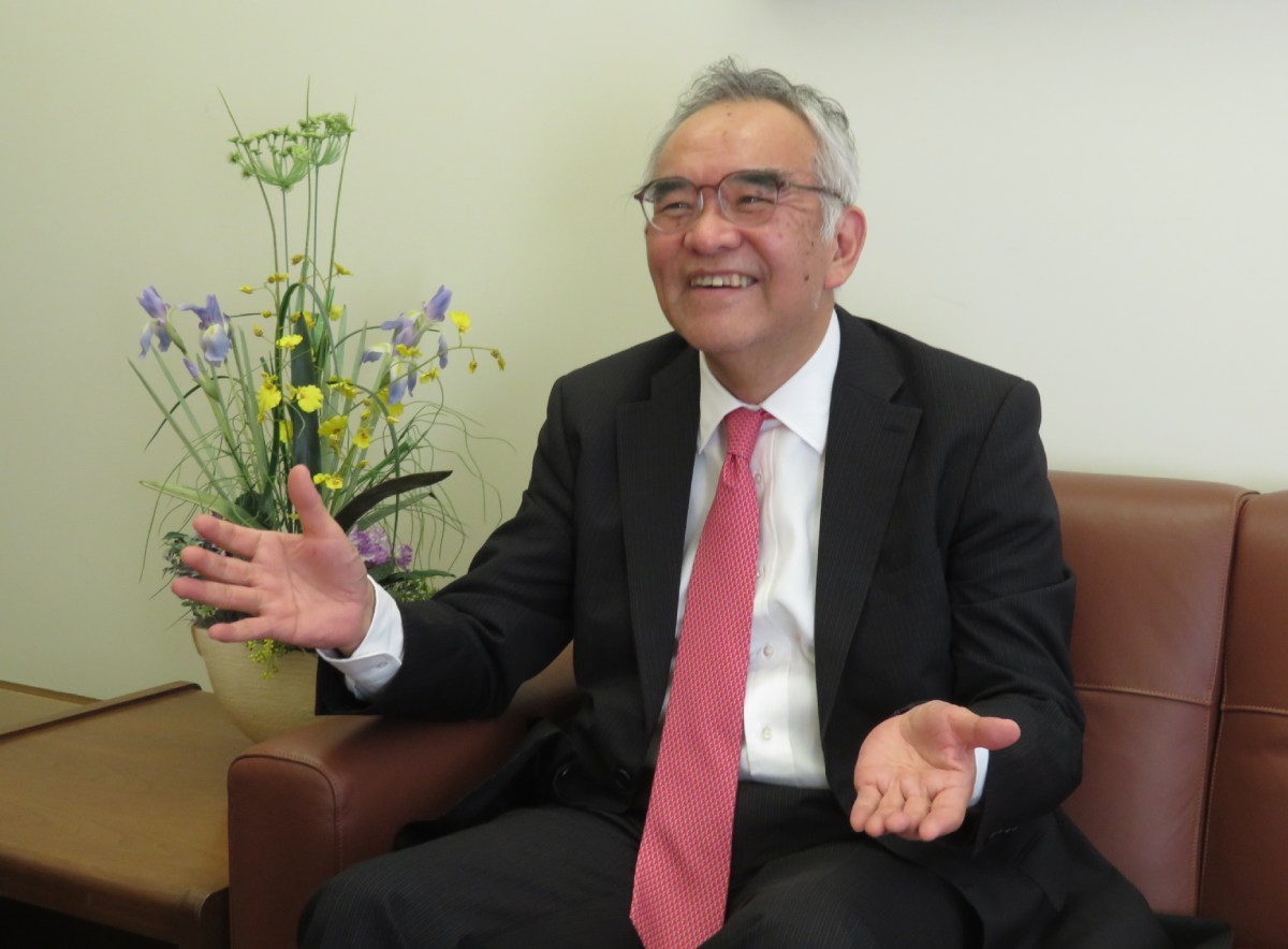 「日本とカナダの友好親善を盛り上げていきましょう」在カナダ日本国大使館 山野内勘二特命全権大使インタビュー(後編) カナダの音楽について語る、在カナダ日本国大使館山野内勘二特命全権大使。2022年6月26日、在バンクーバー日本国領事館で。Photo by The Vancouver Shinpo