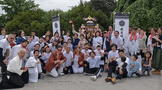 パレードに参加した日本カナダ商工会議所会員、晩香坡櫻會会員、ボランティア人たち（2022 Manto Artworks)