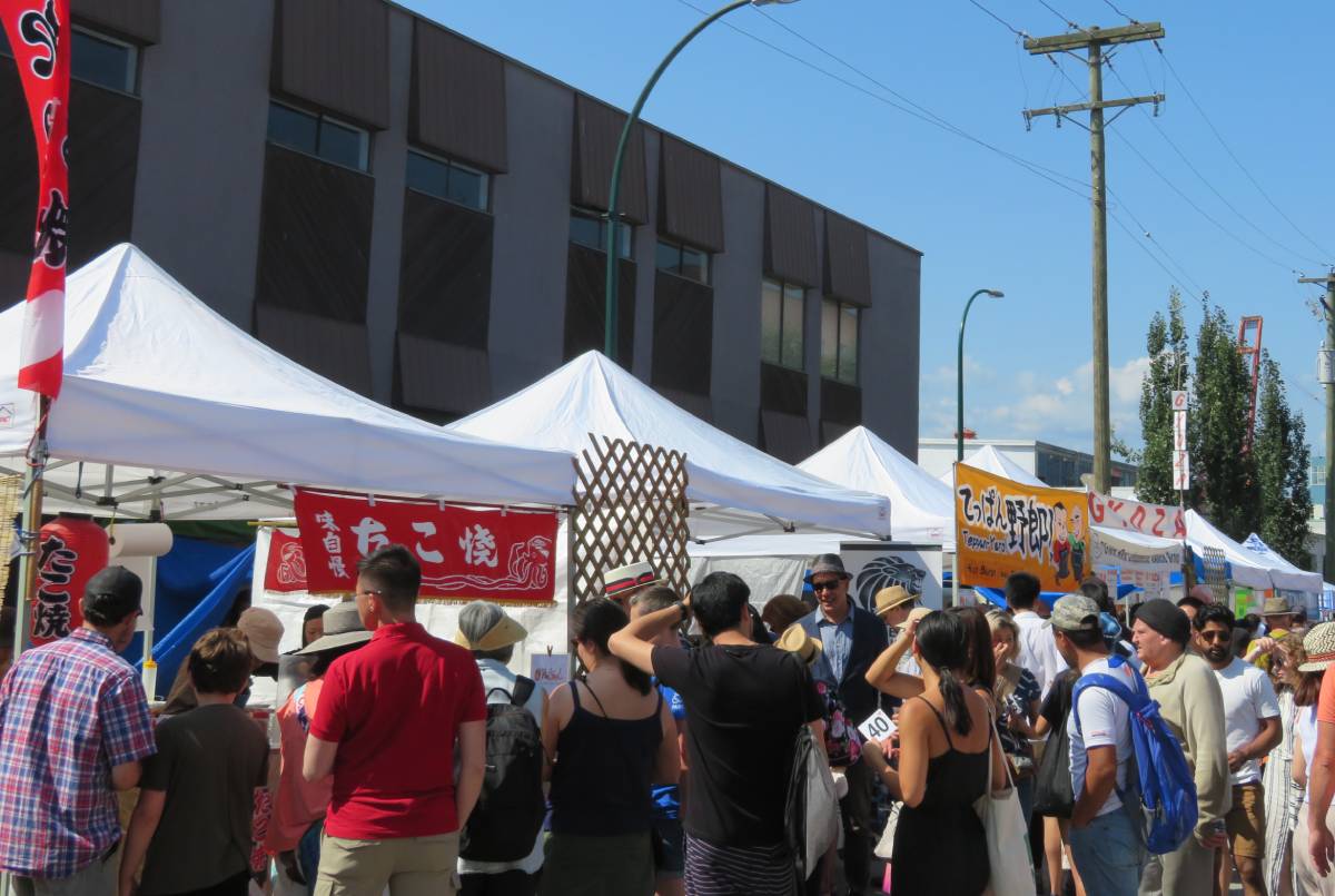 フード店前にはいつも行列が...。The Powell Street Festival in 2019