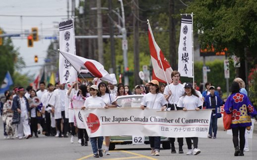 日本カナダ商工会議所横断幕を持ちジャパンチームが行進をしました（2022 Manto Artworks)