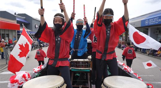 Go Taiko （Tetsu Taiko Youth Group）が鳴らす太鼓の音は多くの観客の心を揺すり、体がビートに合わせて動き出していた。（2022 Manto Artworks)