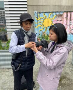 写真教室の斉藤さん（左）に指導を受けるクレアさん（写真提供：仙北谷蔵人さん）