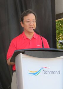 今年は赤を着て出席のバンクーバー総領事館羽鳥総領事。2022年7月1日リッチモンド市スティーブストン。Photo by The Vancouver Shinpo