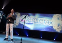 アニメレボリューションのスーパー戦士!CEO/ビジネスマンCan Ngoさんインタビュー アニレボでは大忙しのCanさん。Photo by © 2011 - 2022 Anime Revolution Events Inc.