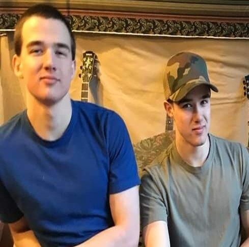 サーニッチの銀行銃撃犯、目的は警察官殺害だった可能性 死亡した容疑者、双子のAuchterlonie兄弟。BCRCMPツイッターより。